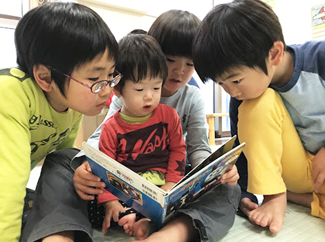 みんなで絵本を読む様子