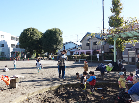公園で遊ぶ様子