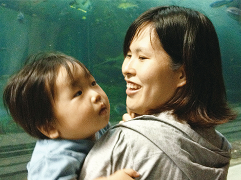 子どもを抱えてあやしている様子